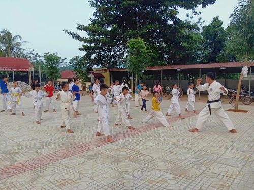 Ảnh 1; các em học sinh đang được thầy dậy cho môn võ thuật - Copy.jpg