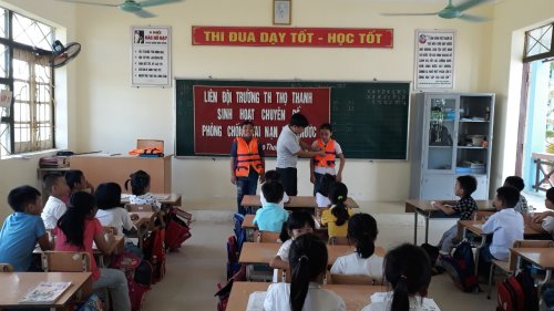 Ảnh 5; Cách thắt dây áo phao an toàn khi bơi.jpg