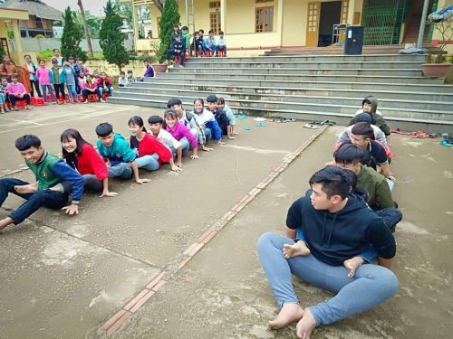 ảnh 5; các trờ chơi dân gian được các em vận dụng một cách linh hoạt.jpg