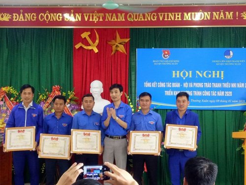 Tuyên dương cán bộ Hội tiêu biểu.jpg