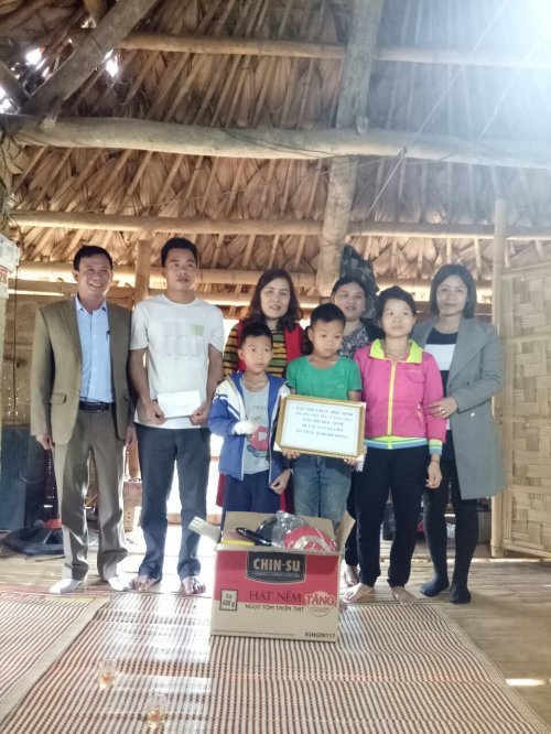 Ảnh 4; Liên đội trường TH Lương Sơn 2 thăm và động viên gia đình em Lang Văn Núi  nổ cục sạc điện thoại mất bàn tay phải.jpg