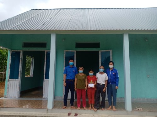 ảnh 3_ Ban thường vụ Huyện đoàn đi trao nhà cho thiếu nhi.jpg