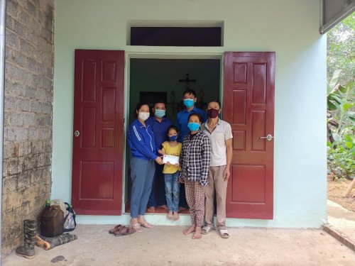 Ảnh 4_ Ban Thường vụ Huyện đoàn đi trao nahf cho thiếu nhi.jpg