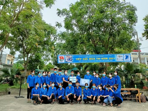 Ảnh 6_ Ban Thường vụ Huyện đoàn đi thăm và tặng quà tại ácc điểm thi.jpg