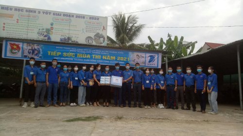 ảnh 7_ Ban Thường vụ Huyện đoàn đi thăm va ftặng quà tại các điểm thi.jpg
