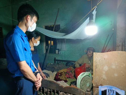 Ảnh 9.1_ Ban Thường vụ Huyện đoàn đi trao tặng quà cho các gia đình chính sách nhân ngày 27 - 7.jpg