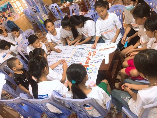Ảnh 1; Các em đang thi vẽ tranh, làm thơ.jpg