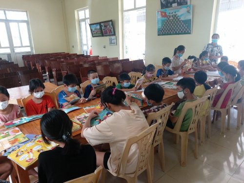Ảnh 4; Các em đang đọc sách, báo.jpg