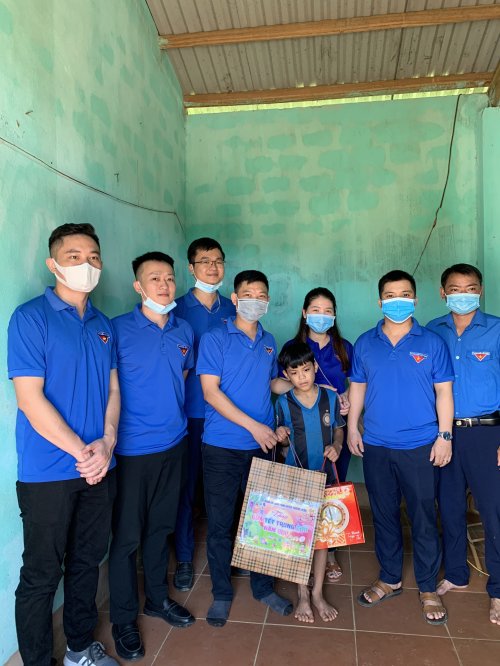 Chi đoàn UBND huyện đi trao quà tết trung thu.jpg