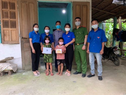Đoàn xã Xuân Lẹ trao tặng quà cho học sinh nghèo trước thềm năm học mới.jpg