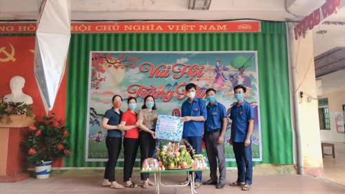 Trao quà tết trung thu.jpg
